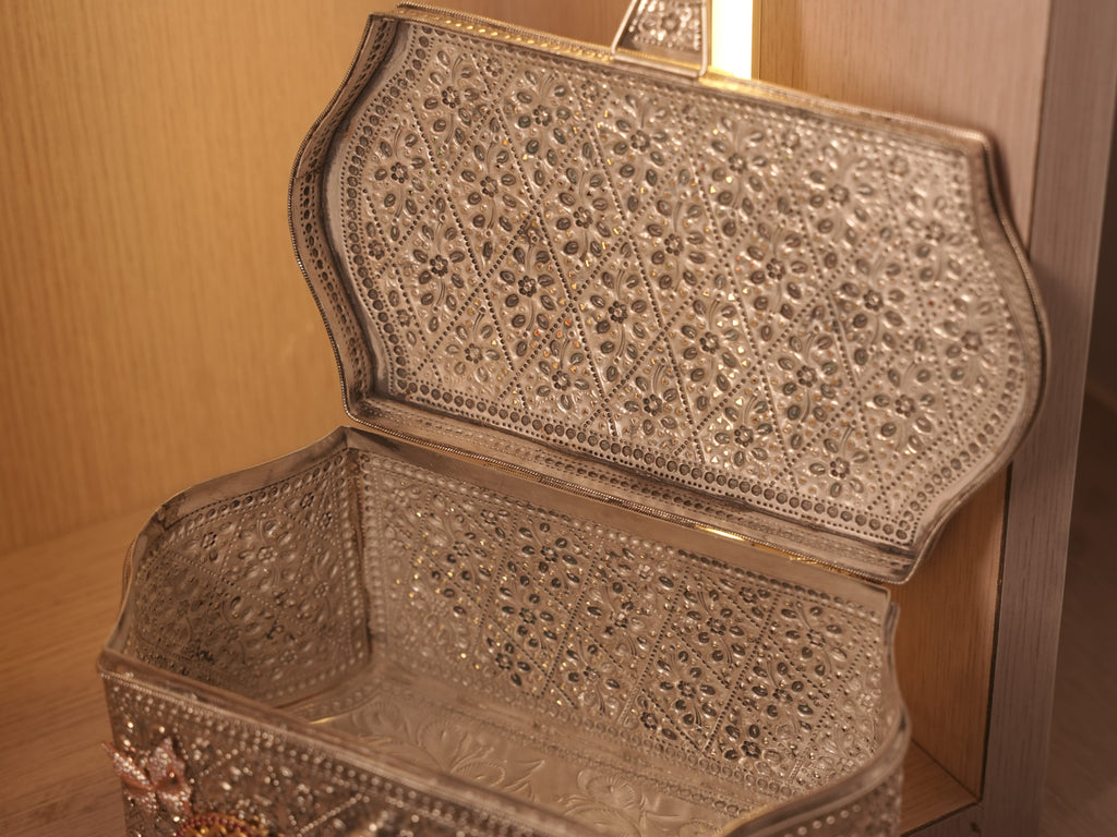 Interior of the silver box purse, patterned across the lid, walls and base.