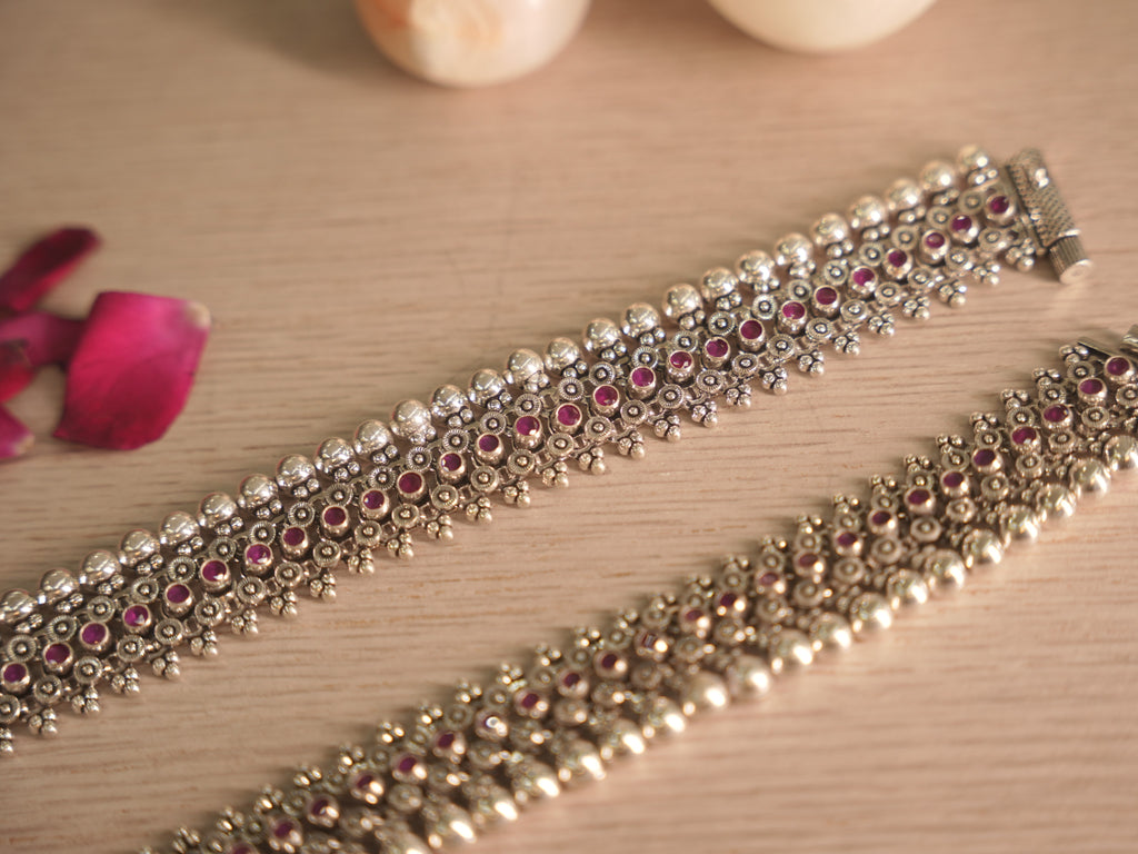 Screw barrel clasp of the silver payal, sitting flush with the patterned band.