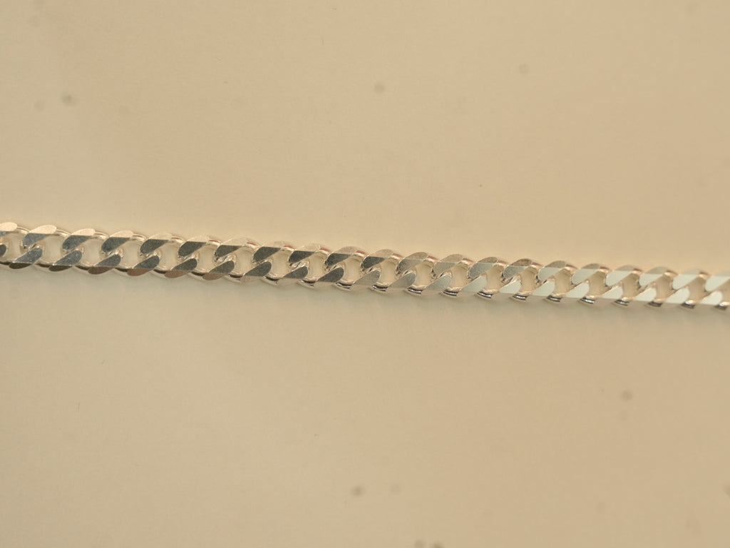 Close view of the flat bevelled curb links.