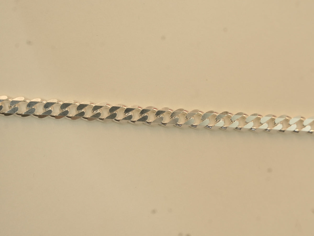 Close view of the flat bevelled curb links.