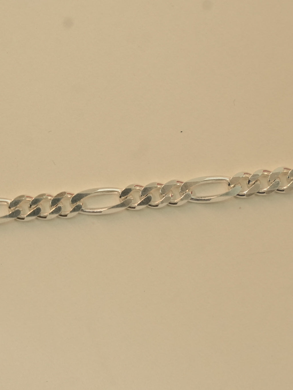 Close view of the figaro pattern, three short links followed by one long link.