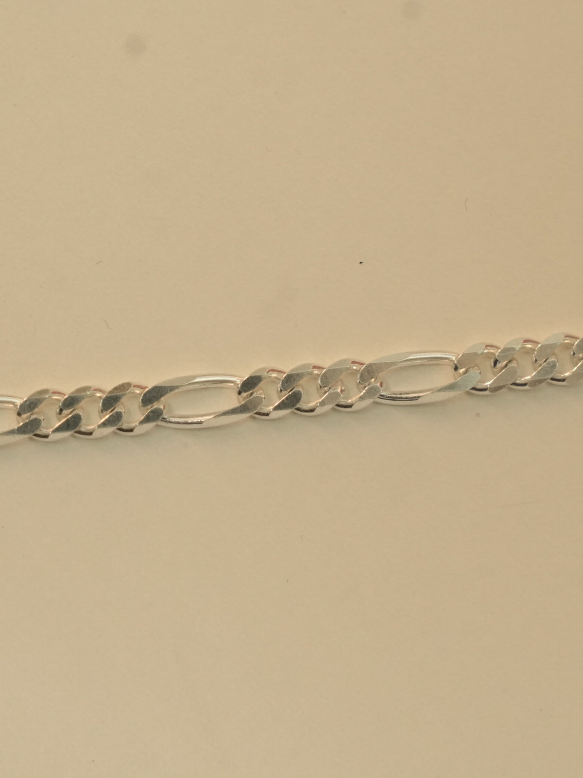 Close view of the figaro pattern, three short links followed by one long link.