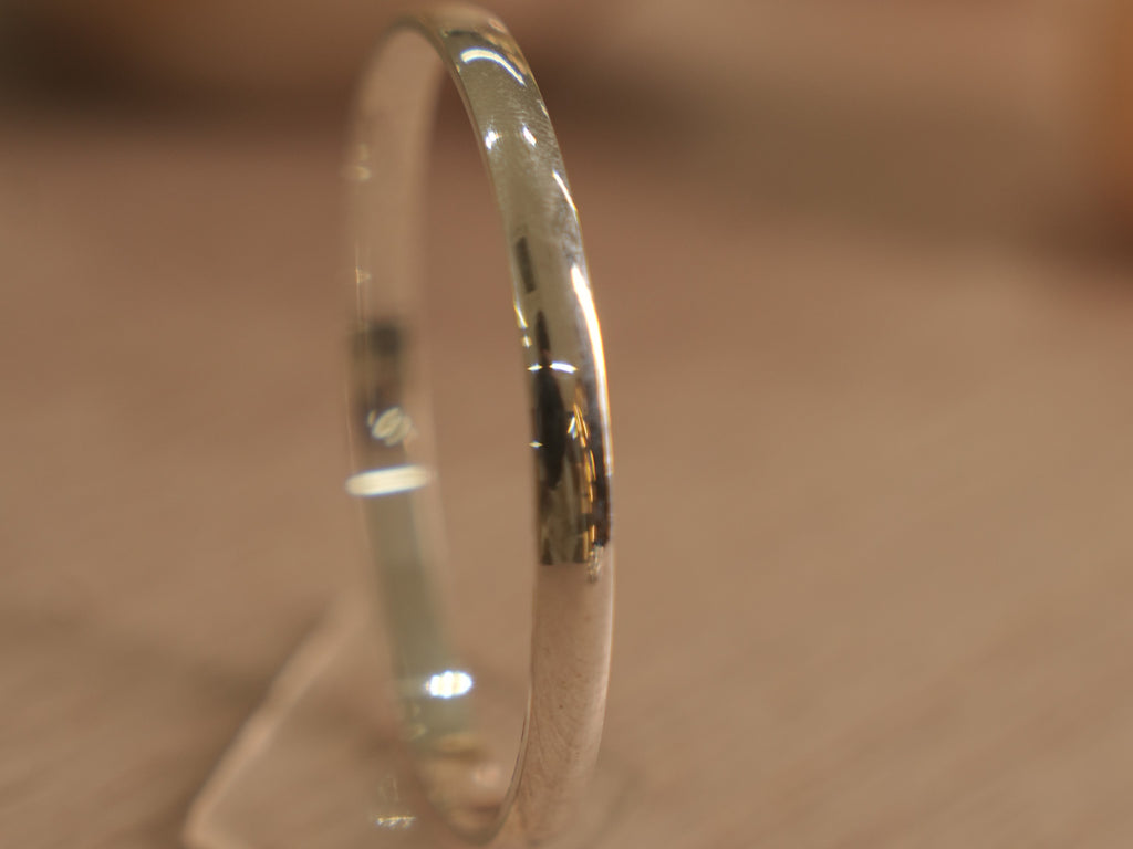 Close view of the kids kada, showing the bright polish and rounded edges.
