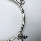 Close view of the diamond-cut section between two polished lengths of the kada.