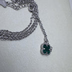 The cable chain of the green clover bracelet gathered with the matching necklace chain.