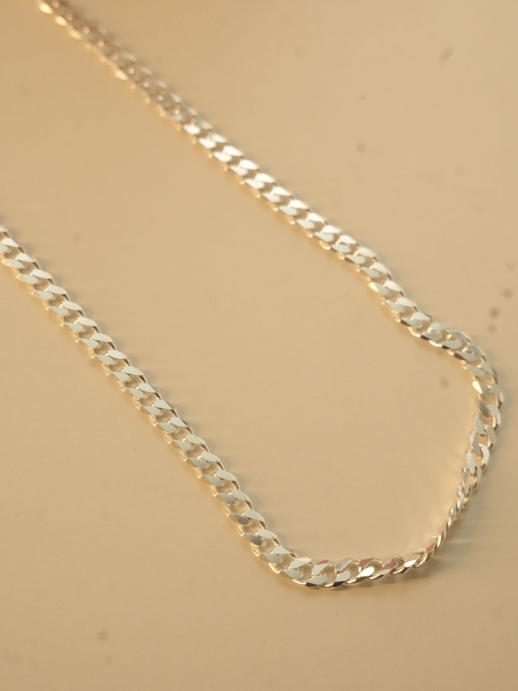 Close view of the flat curb links as the chain curves.