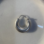 The small plain kundal hoop seen from the front on a white dish.