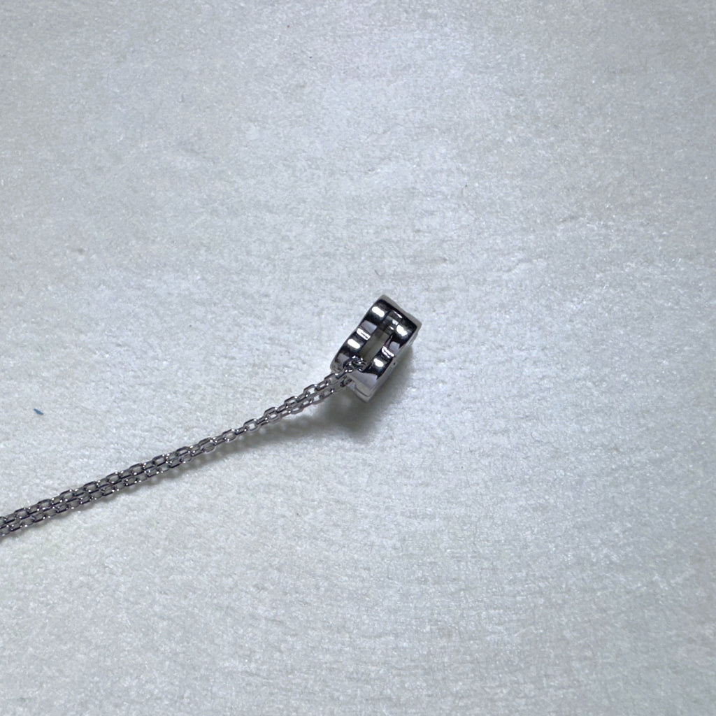 Side view of the clover slider on the rolo chain.