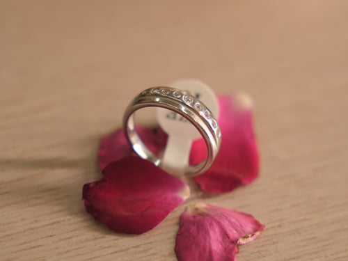 Close view of the channel row of American Diamonds on the rounded band.
