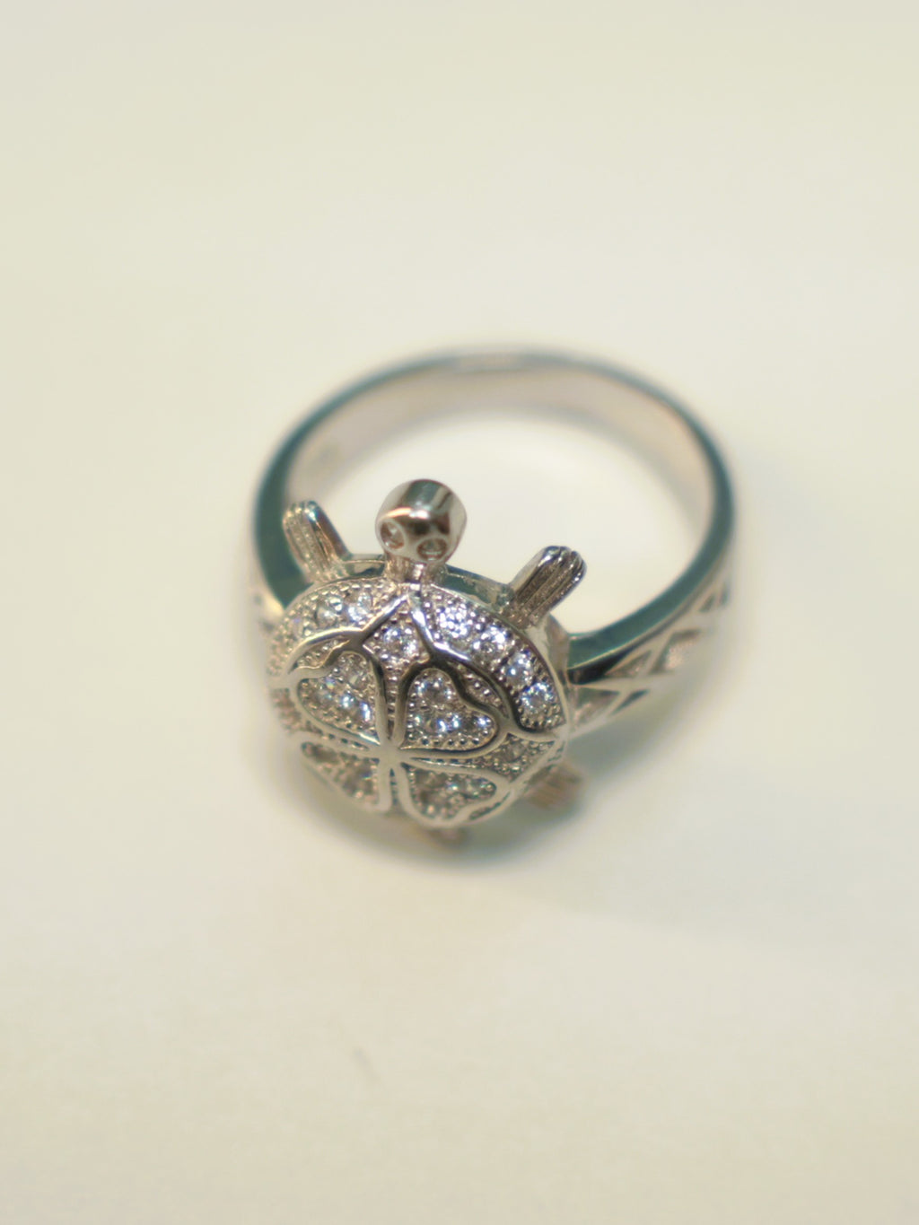The tortoise ring seen from above the head, showing the petal pattern on the shell.